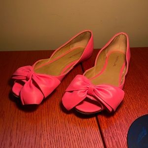 Cute pink flat shoes . Size 8